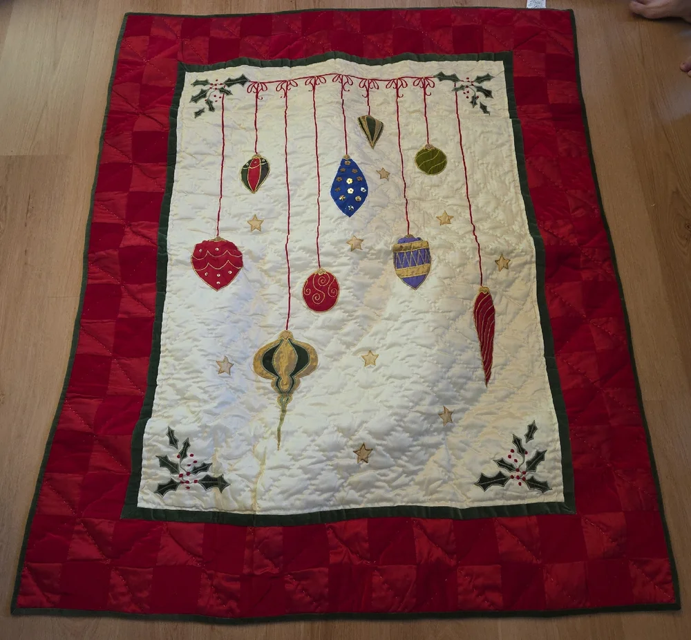 Coldwater Creek Red, Cream & Green Quilted Holiday Wall Hanging